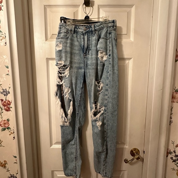 AE Lightwash Jean 2021 Size 2 - Picture 2 of 4
